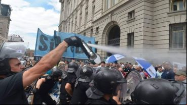 Efectivos de la Policía de Buenos Aires reprimieron a manifestantes de prensa.