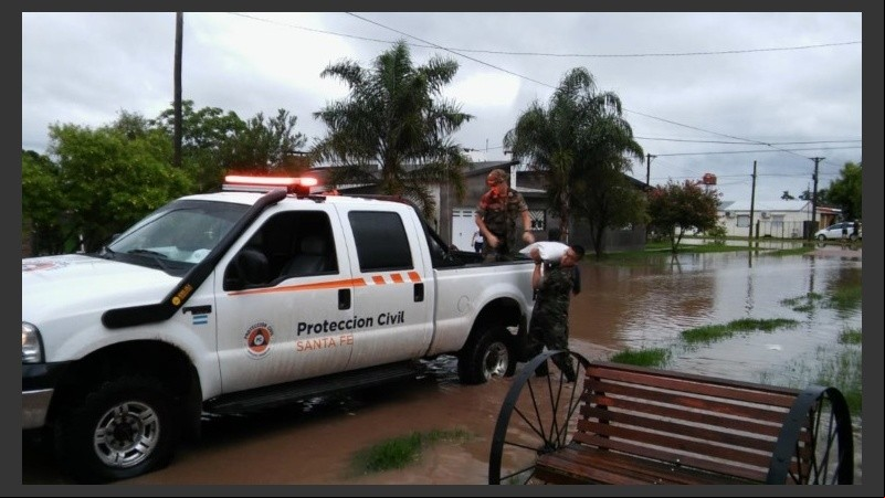Los evacuados en el norte santafesino fueron asistidos por personal de Protección Civil.