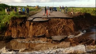 Esperan que el caudal merme para colocar piedras e instalar el puente.