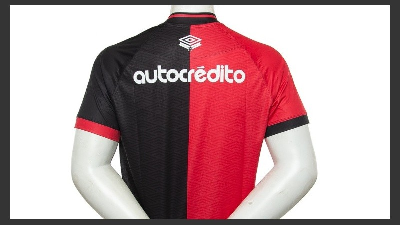 Se mantienen la marca y la publicidad pero cambian retoques en cuello y mangas.