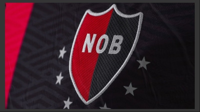 Se mantienen la marca y la publicidad pero cambian retoques en cuello y mangas.