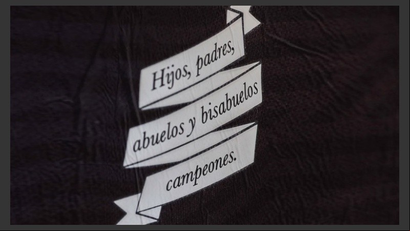 Se mantienen la marca y la publicidad pero cambian retoques en cuello y mangas.