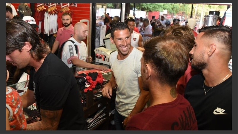 Jugadores con la gente en una de las tiendas oficiales.