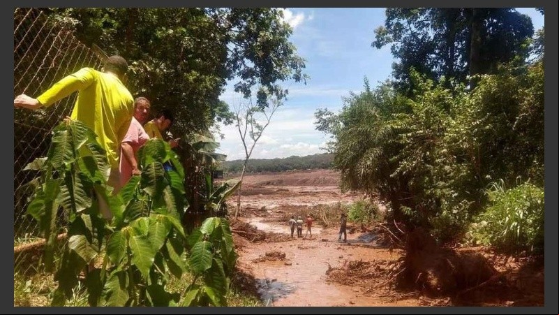 El alud se llevó todo a su paso por el pueblo.