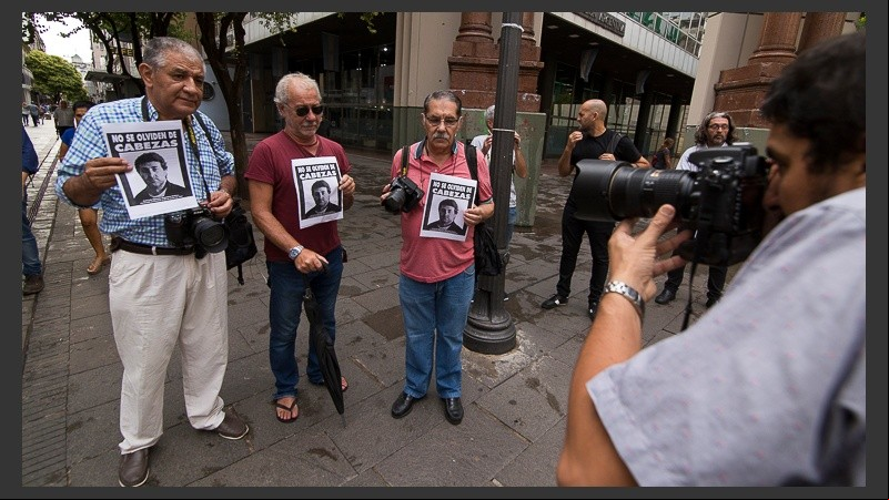 Reporteros gráficos de la ciudad se reunieron en el cruce de peatonales.
