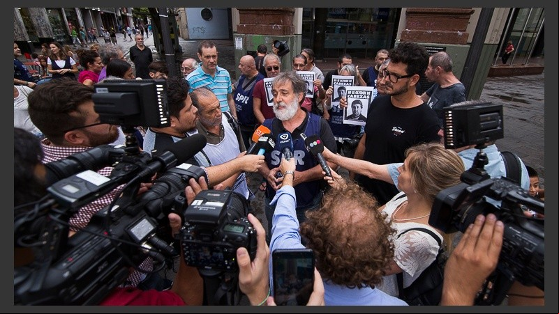 Medios de Rosario cubrieron el acto. Como todos los años, se pide justicia por el crimen.