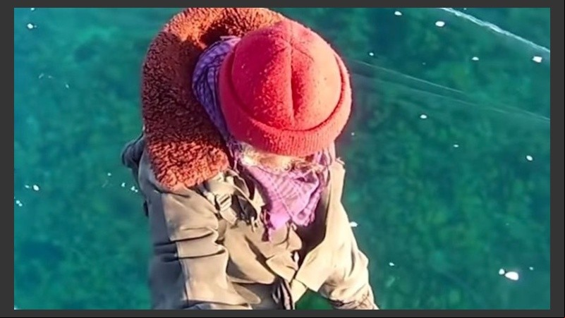 Así es caminar por una capa de hielo de 15 centímetros que no ofrece garantías.