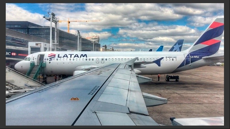 Casi 300 pasajeros regresan desde Nueva Delhi en un avión de Latam.