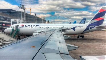Casi 300 pasajeros regresan desde Nueva Delhi en un avión de Latam.