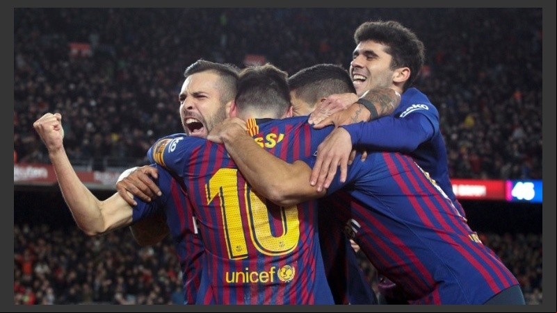 Abrazos para el crack rosarino luego del sexto.