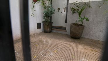 La Policía recogió 8 vainas servidas en el lugar.