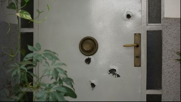 Así quedó la puerta de la casa atacada este jueves por la madrugada.