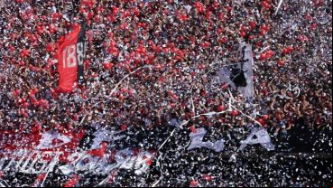 Sólo público local. Los hinchas rojinegros coparon el Coloso.