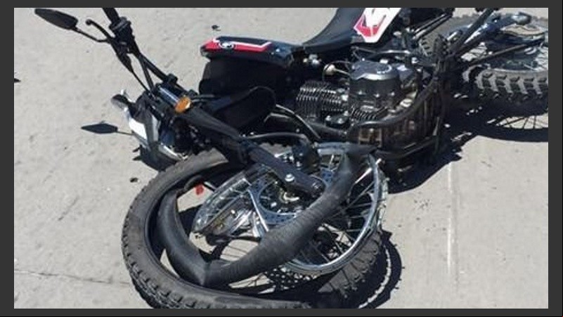 Imagen ilustrativa de una moto tirada sobre el asfalto. 