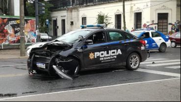 La parte delantera del patrullero quedó destrozada.