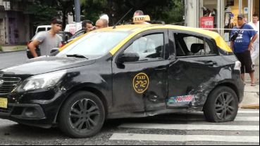 El taxi recibió el impacto sobre el costado.