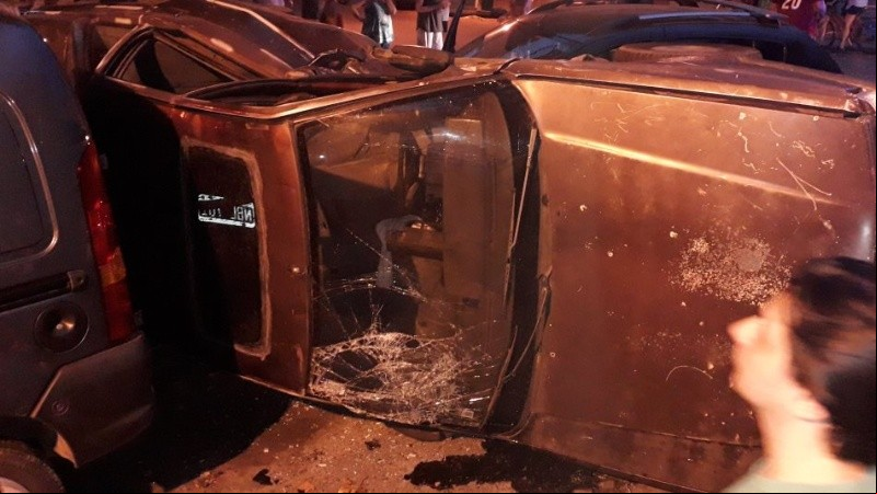 El auto de los ladrones volcó en la esquina.