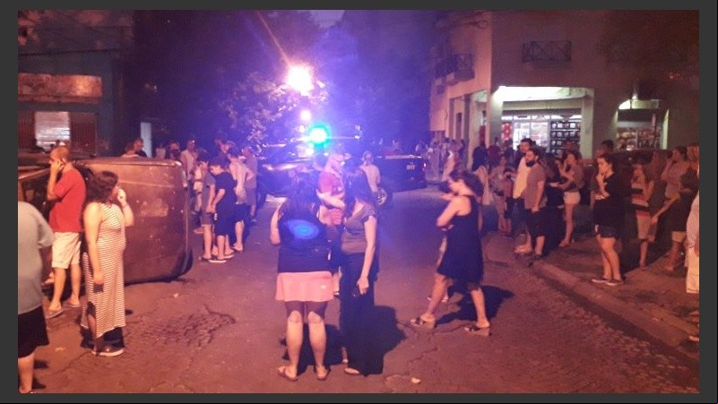 Los vecinos salieron a la calle al escuchar un fuerte ruido por el impacto.