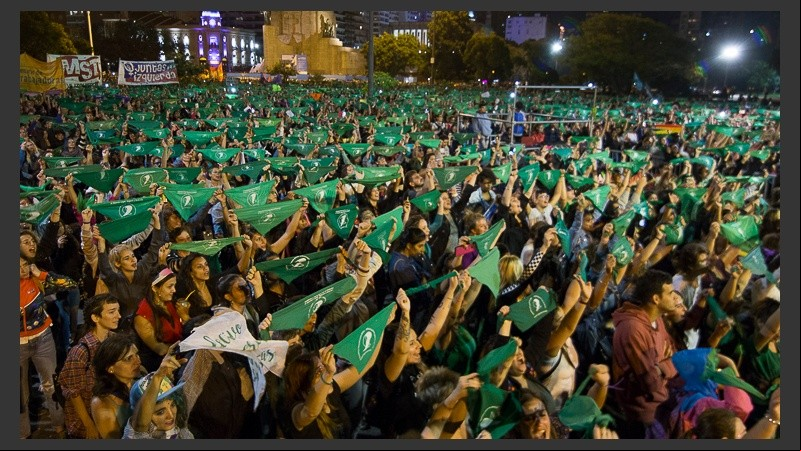 Pañuelos verdes en alto frente al Monumento, la imagen final de la jornada.