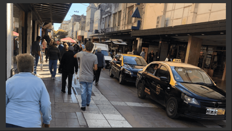 Uno de los taxistas que circuló por la peatonal está identificado. 