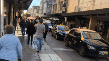 Nunca visto: autos en la peatonal San Martín.