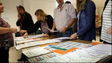Los apoderados de los partidos recibieron las boletas para examinarlas.