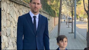 Messi y su hijo, al llegar al bautismo.