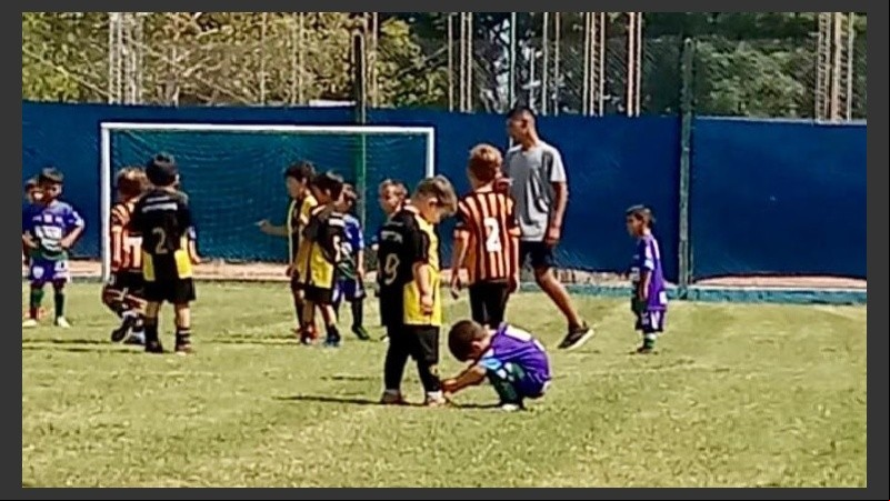 Teo asistió a su pequeño colega y hoy todos lo felicitan.