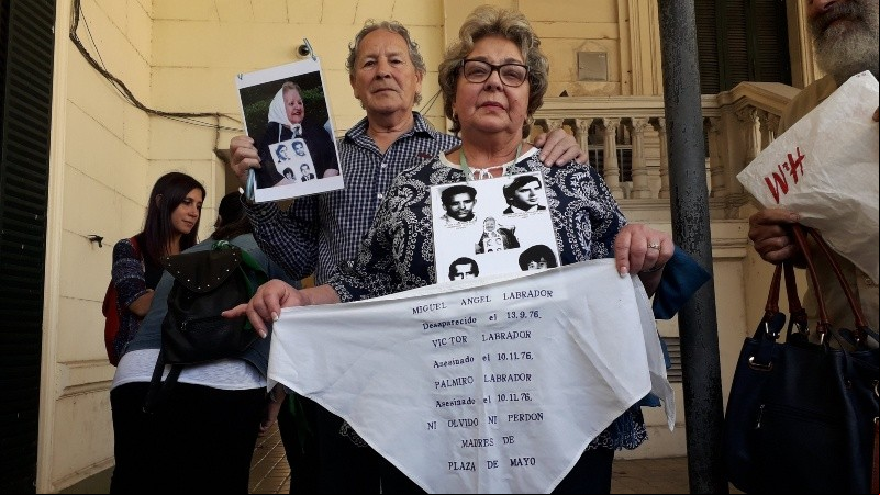 Manoli junto a su compañero y con el pañuelo de su madre Esperanza Labrador.