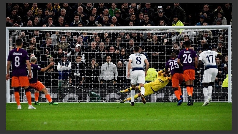Remate anunciado y débil del Kun contenido por Lloris.