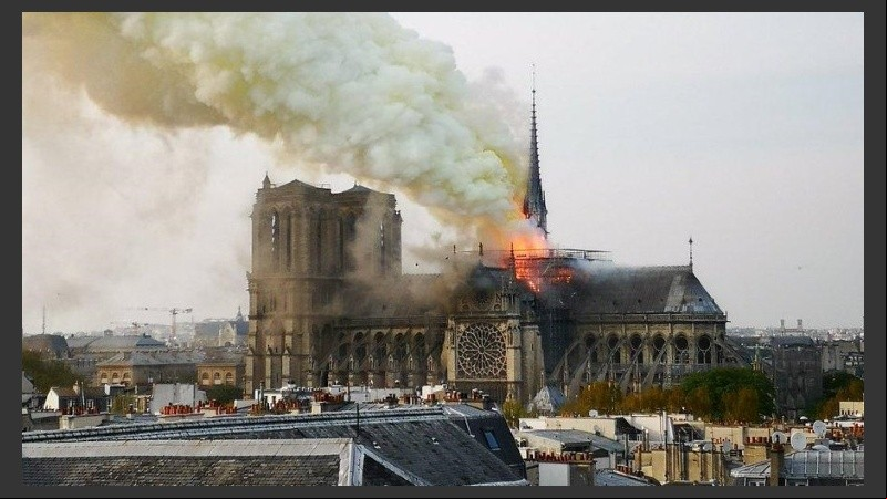 Así ardía la catedral de Notre Dame en París. 