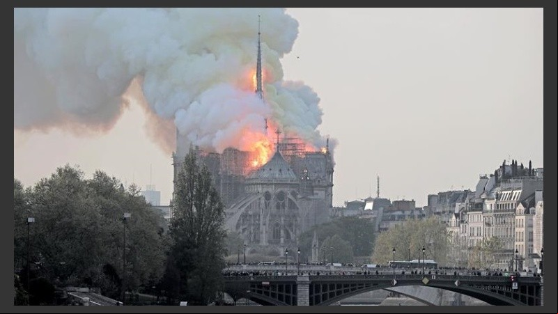 Así ardía la catedral de Notre Dame en París. 