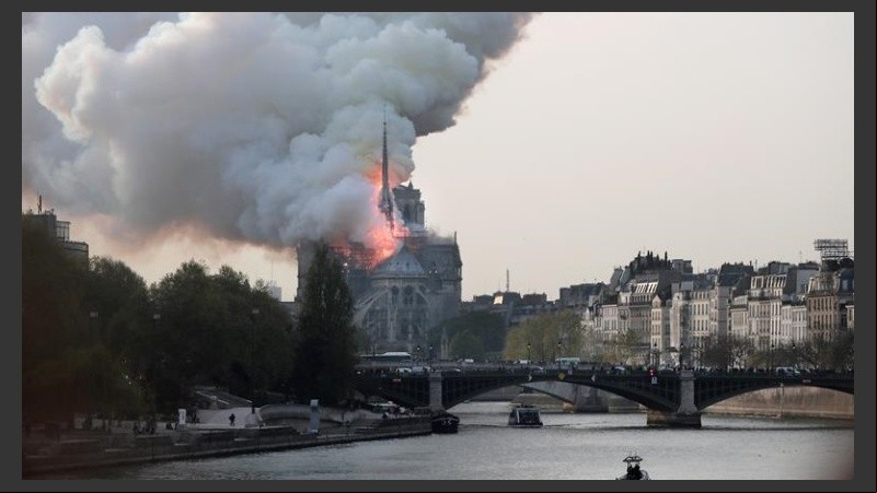 Así ardía la catedral de Notre Dame en París. 