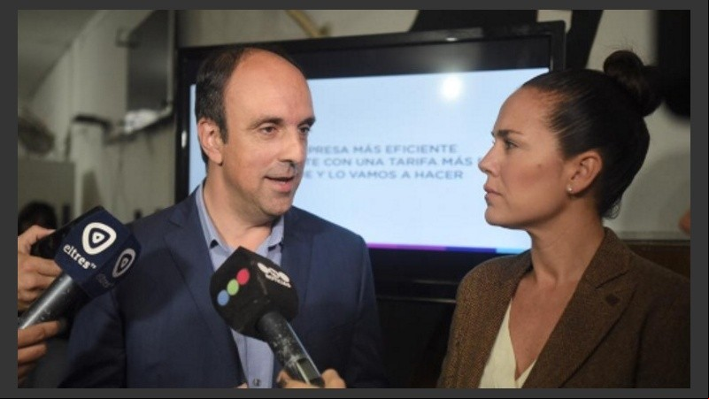José Corral y su compañera de fórmula Ana Martínez durante una visita al Club Ciclón Básquet, de Rosario.