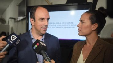 José Corral y su compañera de fórmula Ana Martínez durante una visita al Club Ciclón Básquet, de Rosario.