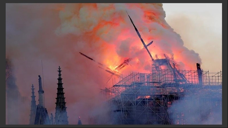 Las llamas arrasaban con todo en Notre Dame. 