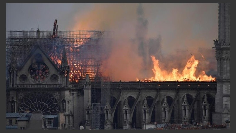 Las llamas arrasaban con todo en Notre Dame. 