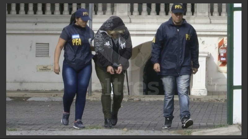 La concejala custodiada por la policía.