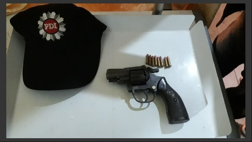 Arrestados y armas incautadas tras los procedimientos.