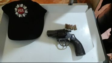 Arrestados y armas incautadas tras los procedimientos.