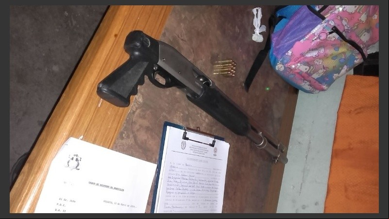 Arrestados y armas incautadas tras los procedimientos.