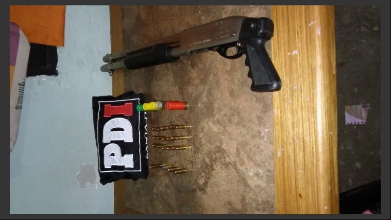 Arrestados y armas incautadas tras los procedimientos.