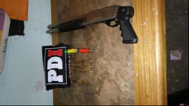 Arrestados y armas incautadas tras los procedimientos.