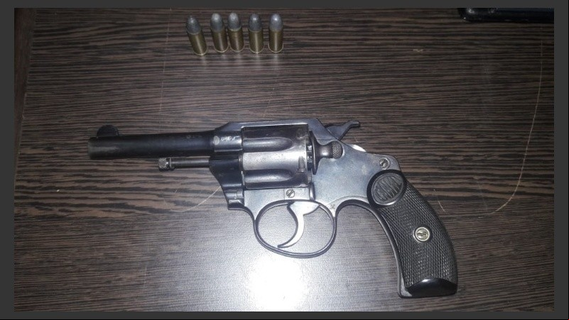 Arrestados y armas incautadas tras los procedimientos.