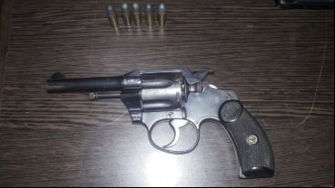 Arrestados y armas incautadas tras los procedimientos.