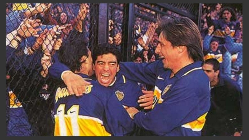 Maradona y Toresani festejando un gol cuando fueron compañeros en Boca. 