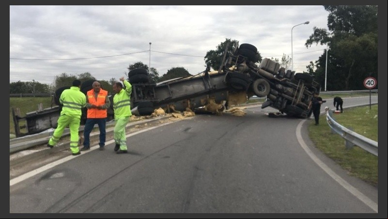 Así quedó el camión volcado sobre el  a la ciudad. 