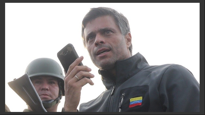 López fue llevado a una base militar y luego refugiado en la sede chilena.