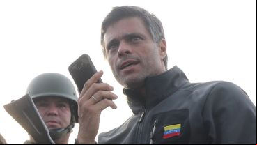 López fue llevado a una base militar y luego refugiado en la sede chilena.