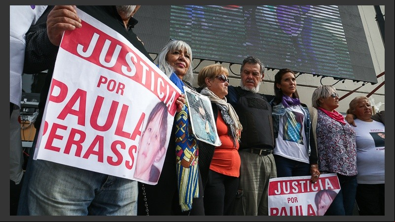 El apoyo a la familia Perassi en el Centro de Justicia Penal este jueves.